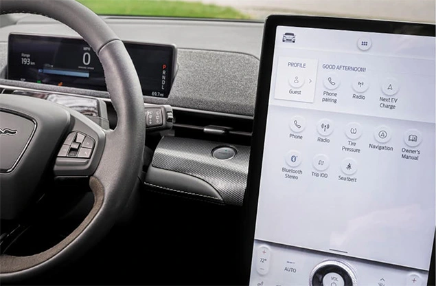 Tecnologia e conectividade intuitiva e funcional. Compatível com Apple Carplay e Android Auto
                    sem fio, Sync 4 com tela touch screen de 15,5" e carregamento de celular por indução.
